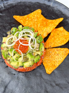 Тартар с лососем и красной икрой