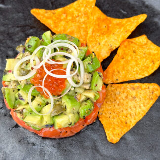 Тартар с лососем и красной икрой