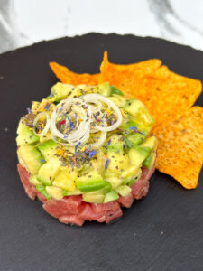 Тартар с тунцом и манго