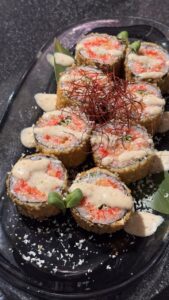 Ролл темпура с копченым лососем и соусом спайси