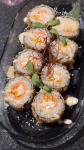 Ролл темпура со свежим лососем