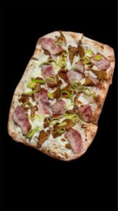 Пицца римская с лисичками и соусом дор блю