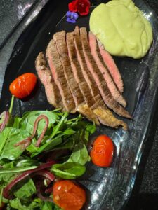 Фланк стейк с зеленым салатом и картофельным муссом с трюфелем 400гр