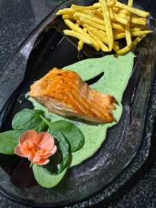 Филе форели со сливочно-шпинатным соусом красной икрой и картофелем фри 400гр