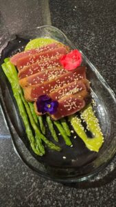 Тунец татаки со спаржей и соусом манго-базилик 370гр